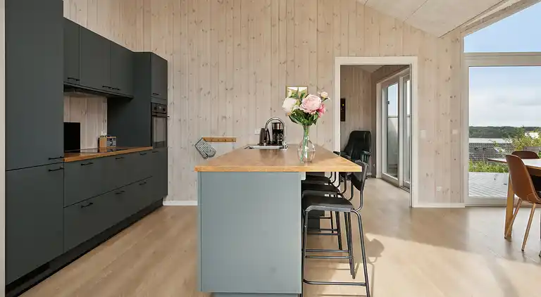 Dejligt nybygget sommerhus tæt på havet