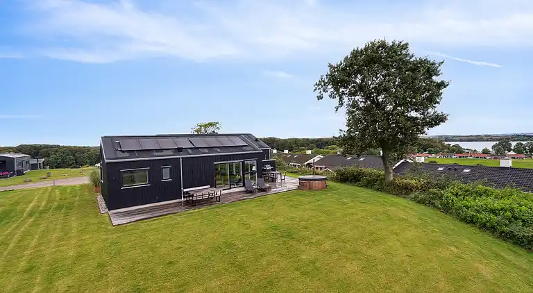 Dejligt nybygget sommerhus tæt på havet