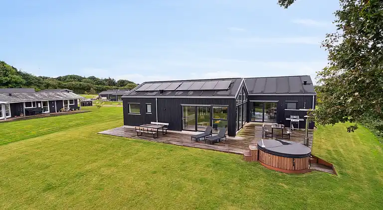 Dejligt nybygget sommerhus tæt på havet