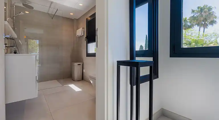 20944 - VIDUNDERLIG VILLA NÆR STRANDEN