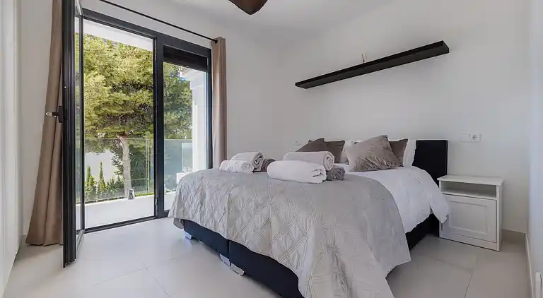 20944 - VIDUNDERLIG VILLA NÆR STRANDEN