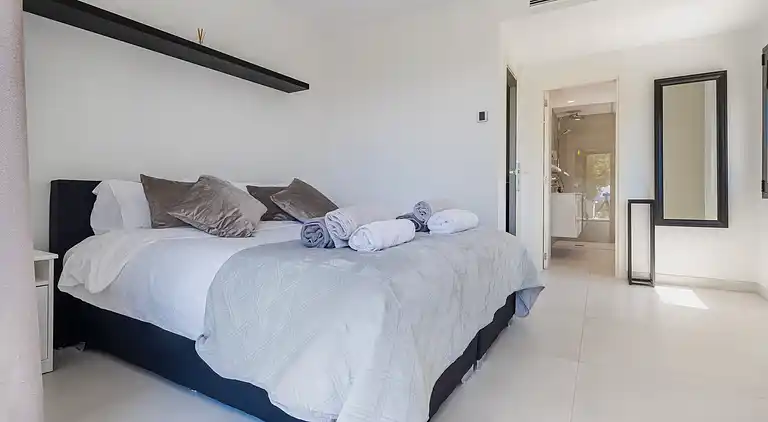 20944 - VIDUNDERLIG VILLA NÆR STRANDEN