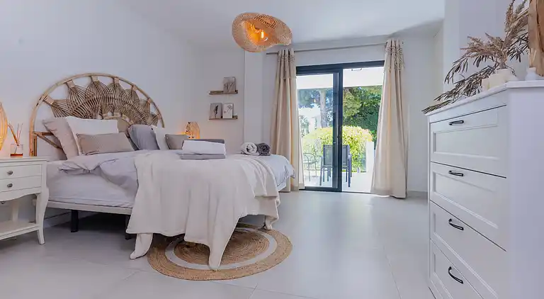 20944 - VIDUNDERLIG VILLA NÆR STRANDEN