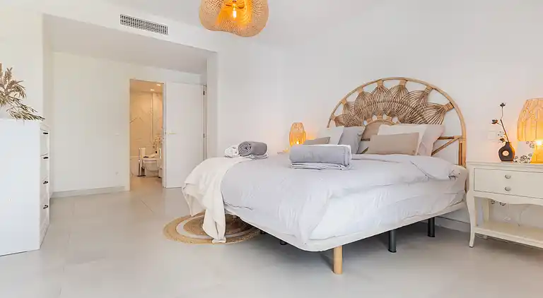 20944 - VIDUNDERLIG VILLA NÆR STRANDEN