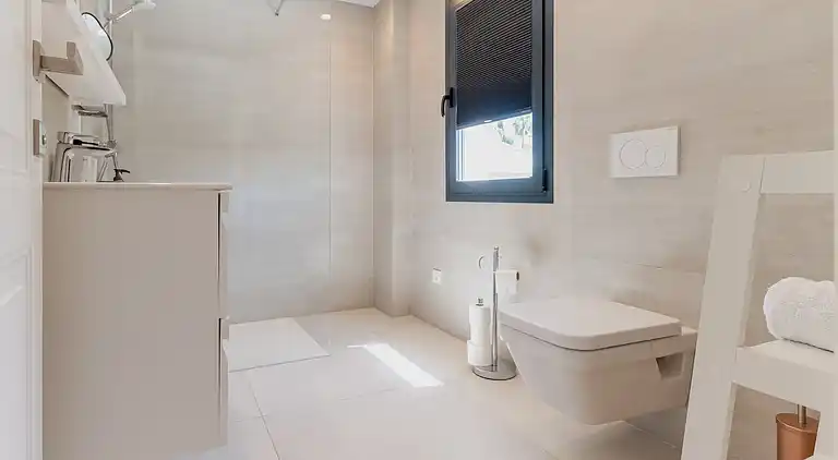 20944 - VIDUNDERLIG VILLA NÆR STRANDEN