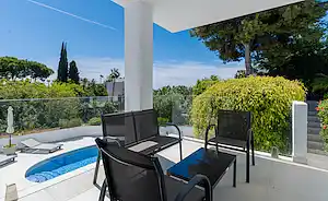 20944 - VIDUNDERLIG VILLA NÆR STRANDEN