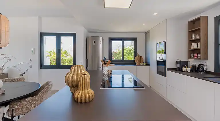 20944 - VIDUNDERLIG VILLA NÆR STRANDEN