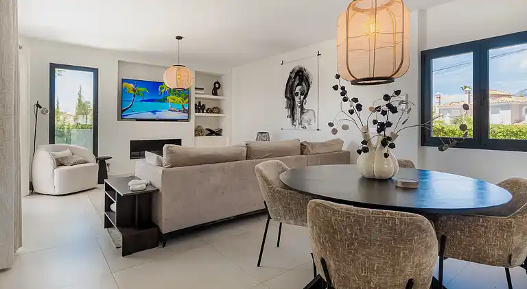 20944 - VIDUNDERLIG VILLA NÆR STRANDEN