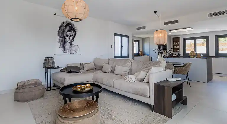 20944 - VIDUNDERLIG VILLA NÆR STRANDEN