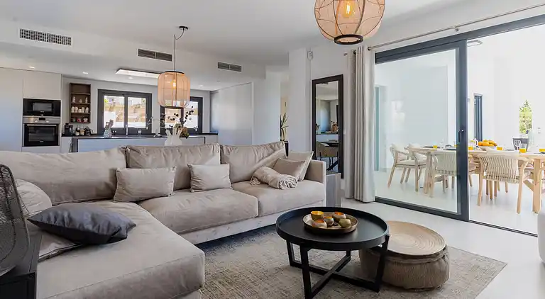 20944 - VIDUNDERLIG VILLA NÆR STRANDEN