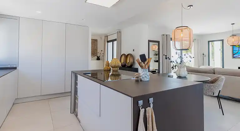 20944 - VIDUNDERLIG VILLA NÆR STRANDEN