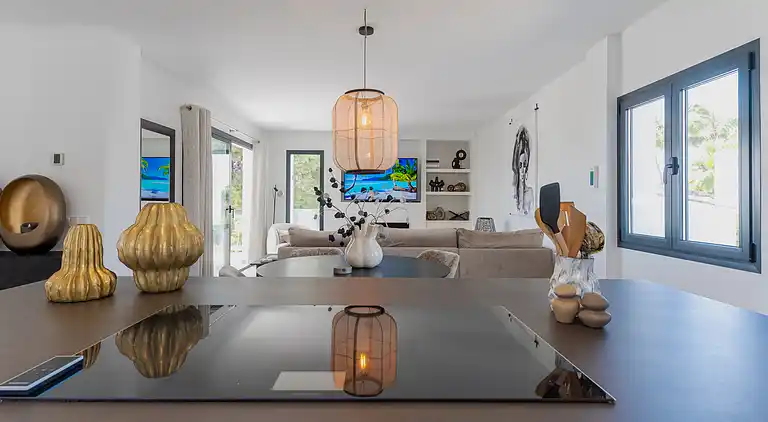 20944 - VIDUNDERLIG VILLA NÆR STRANDEN