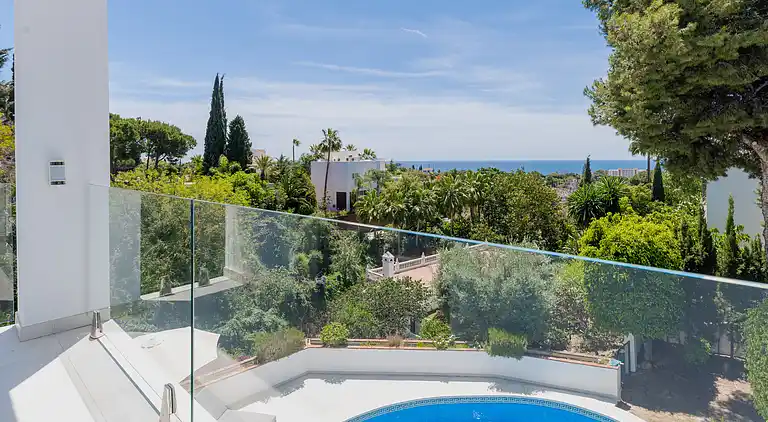 20944 - VIDUNDERLIG VILLA NÆR STRANDEN