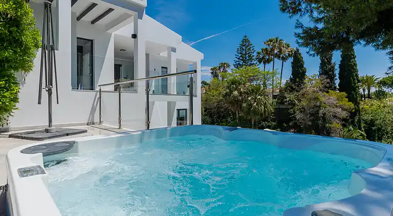 20944 - VIDUNDERLIG VILLA NÆR STRANDEN