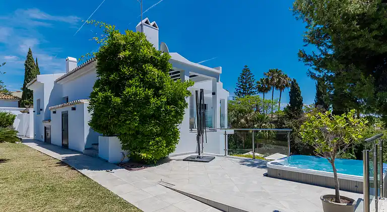 20944 - VIDUNDERLIG VILLA NÆR STRANDEN