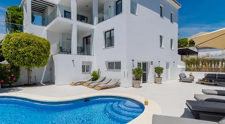 20944 - VIDUNDERLIG VILLA NÆR STRANDEN