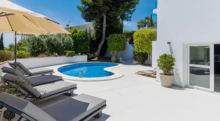 20944 - VIDUNDERLIG VILLA NÆR STRANDEN