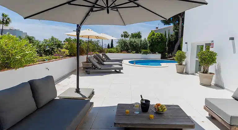 20944 - VIDUNDERLIG VILLA NÆR STRANDEN