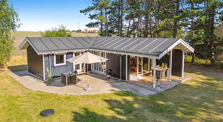 Idyllisk sommerhus få meter fra kysten