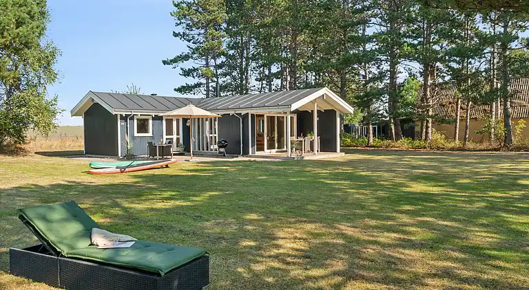 Idyllisk sommerhus få meter fra kysten