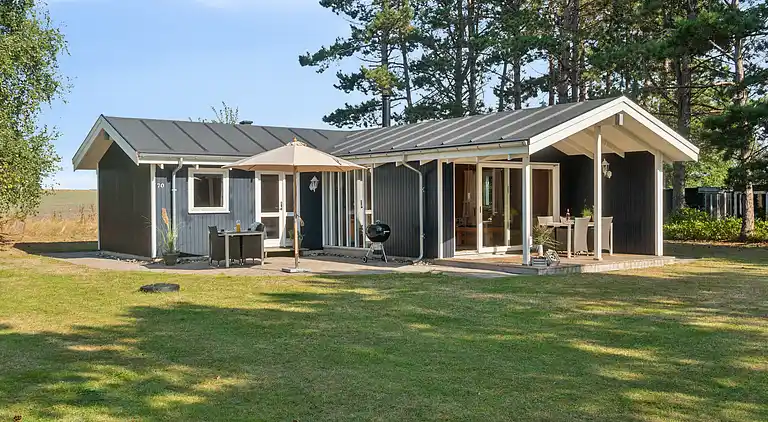 Idyllisk sommerhus få meter fra kysten