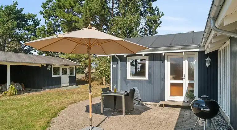 Idyllisk sommerhus få meter fra kysten