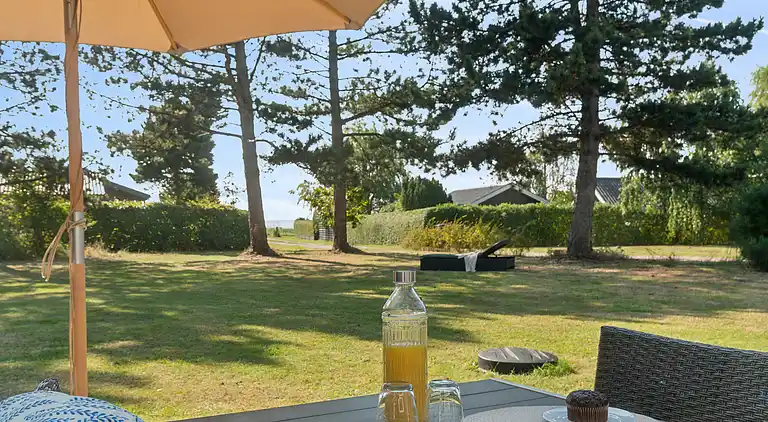 Idyllisk sommerhus få meter fra kysten