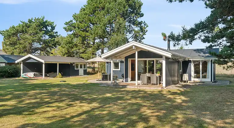 Idyllisk sommerhus få meter fra kysten