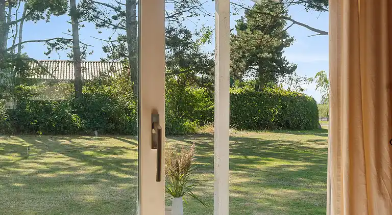 Idyllisk sommerhus få meter fra kysten