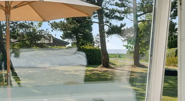 Idyllisk sommerhus få meter fra kysten