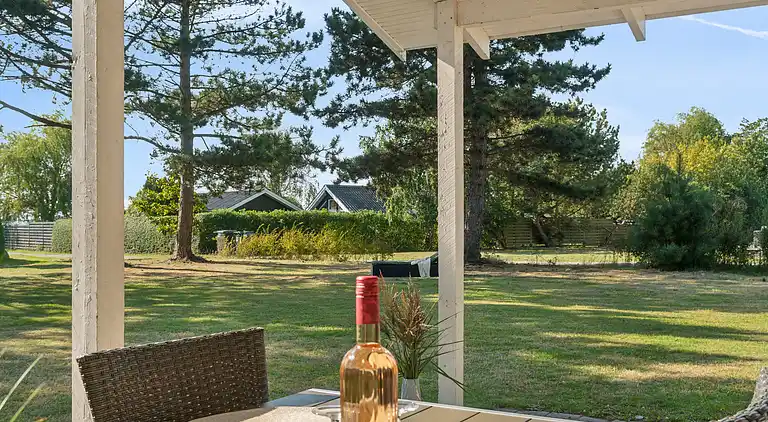 Idyllisk sommerhus få meter fra kysten