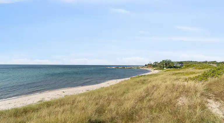 Klassisk sommerhus ved badestrand i Boderne