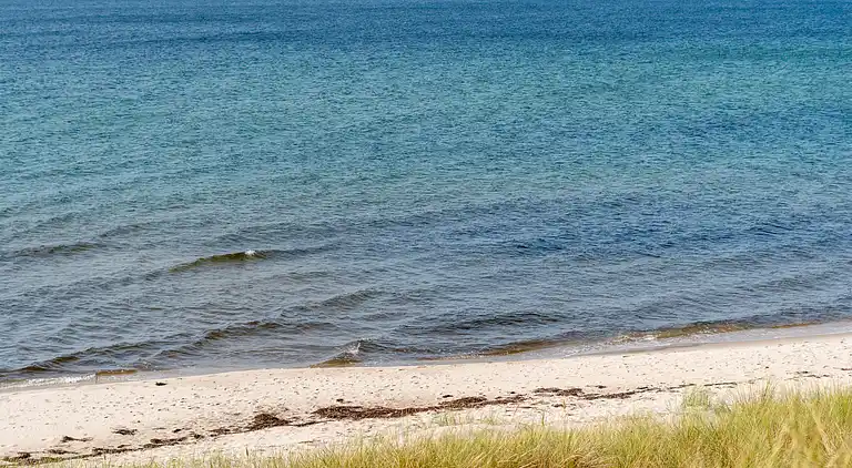 Klassisk sommerhus ved badestrand i Boderne