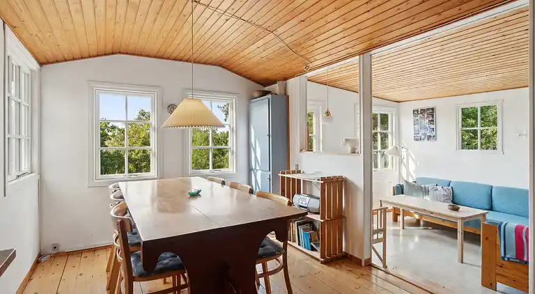 Klassisk sommerhus ved badestrand i Boderne