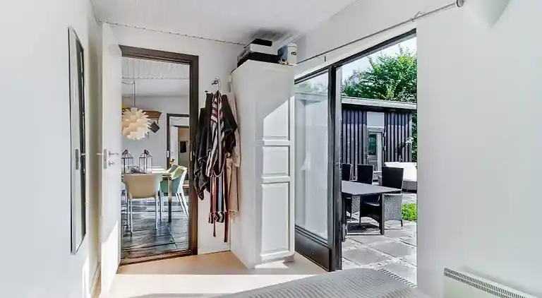 Roligt sommerhusliv kun 50 meter fra stranden