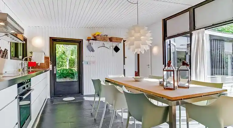 Roligt sommerhusliv kun 50 meter fra stranden