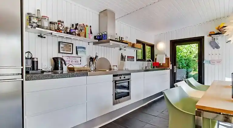 Roligt sommerhusliv kun 50 meter fra stranden