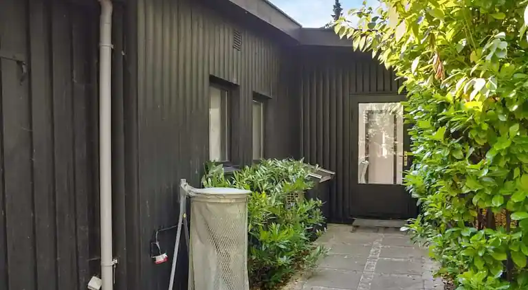 Roligt sommerhusliv kun 50 meter fra stranden