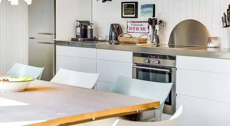 Roligt sommerhusliv kun 50 meter fra stranden