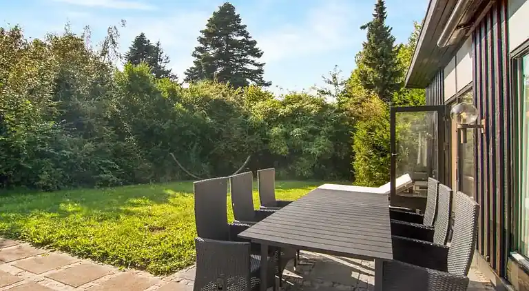 Roligt sommerhusliv kun 50 meter fra stranden