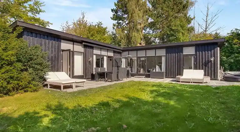 Roligt sommerhusliv kun 50 meter fra stranden