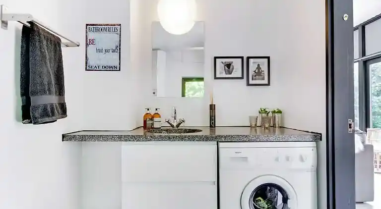 Roligt sommerhusliv kun 50 meter fra stranden