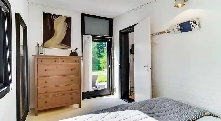 Roligt sommerhusliv kun 50 meter fra stranden