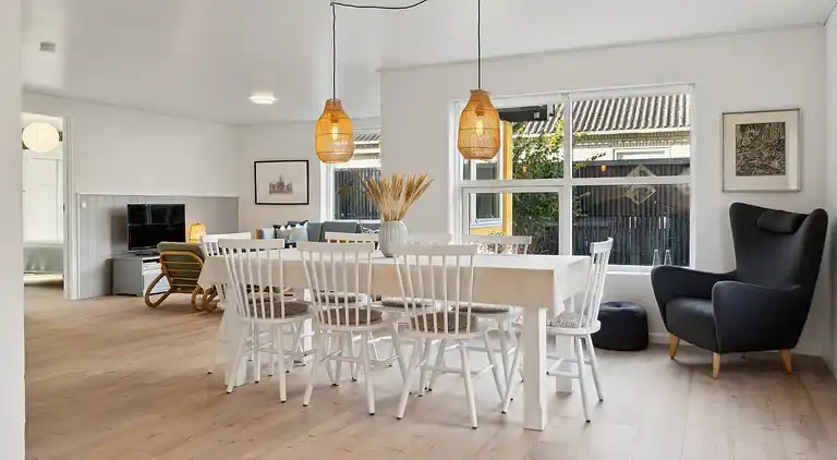 Modernes Skagen-Haus nah am Strand und Stadt