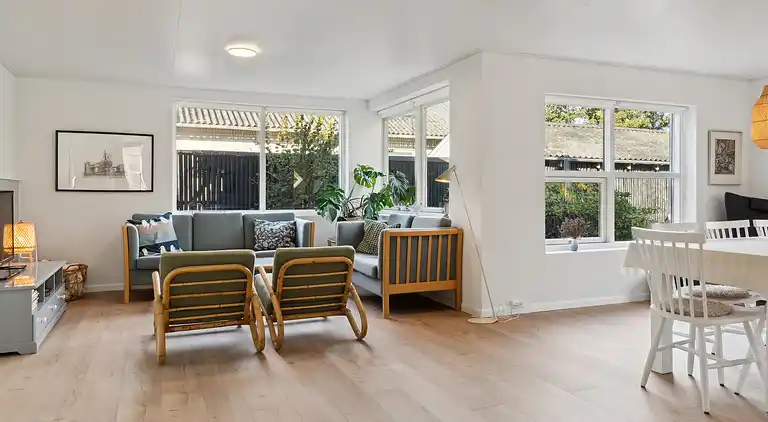 Modernes Skagen-Haus nah am Strand und Stadt