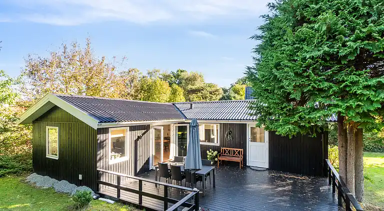 Nyrenoveret og moderne sommerhus tæt på stranden