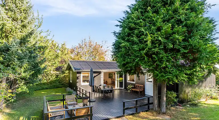 Nyrenoveret og moderne sommerhus tæt på stranden