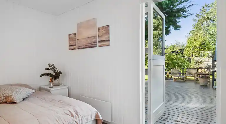 Nyrenoveret og moderne sommerhus tæt på stranden