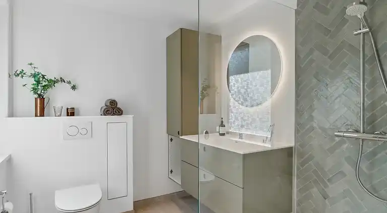 Nyrenoveret og moderne sommerhus tæt på stranden