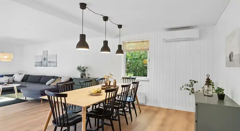 Nyrenoveret og moderne sommerhus tæt på stranden